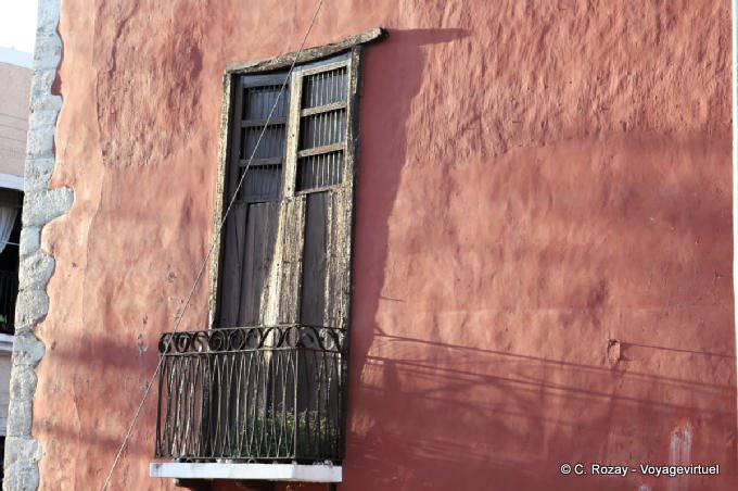 Ombre et lumière sur un mur, Valladolid - Mexique