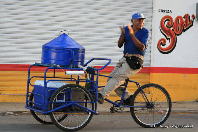 Joyeux marchand ambulant sur son tricycle, Valladolid - Mexique