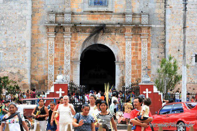 Le peuple sortant de l'église avant Pâques, Valladolid - Mexique