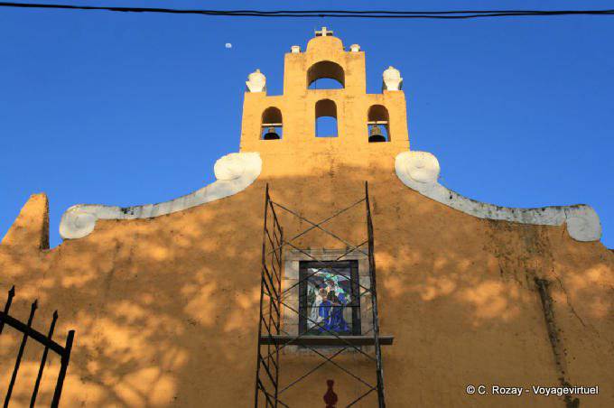 Le clocher et la lune, Templo San Juan de Dios, Valladolid - Mexique