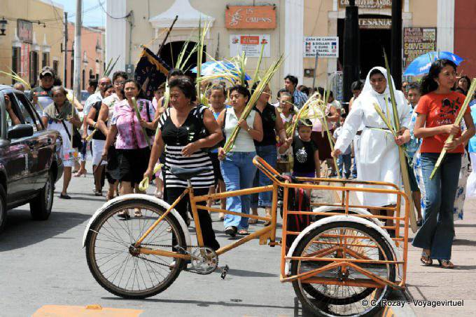Tricycle et religion pour la fête de Pâques, Valladolid - Mexique