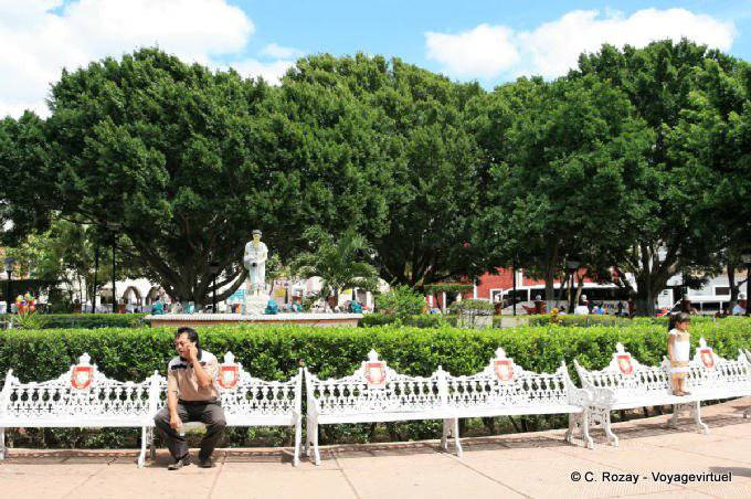 Les bancs et la fontaine du Parque Francisco Cantón, Valladolid - Mexique