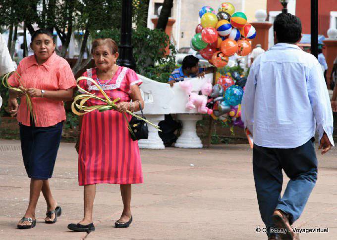 Promeneurs dans le zocalo, Valladolid - Mexique