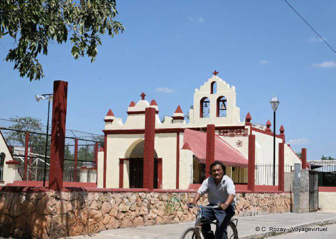 Cycliste passant devant une église, Yucatan - Mexique