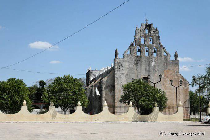Clocher d'une vieille église à Sotuta, Yucatan - Mexique