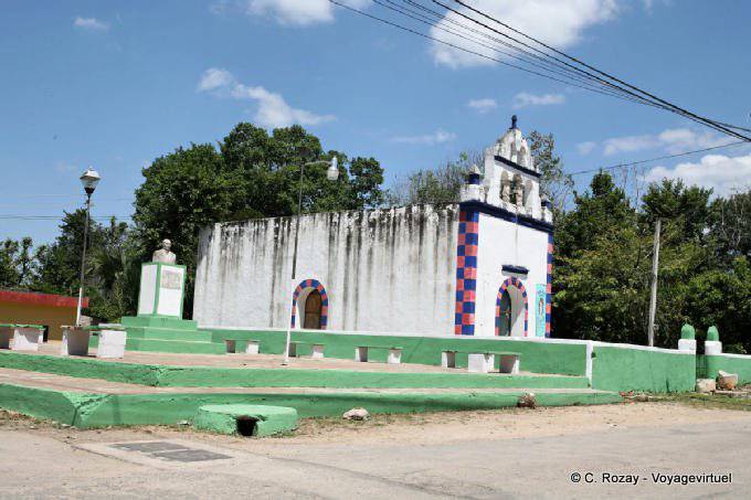 Buste et église à damier, Yucatan - Mexique