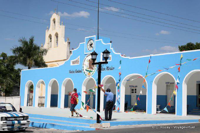Façade bleue à arcardes du palais municipal, Holca Kantunil, Yucatan - Mexique