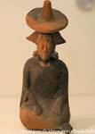 Statuette portant un chapeau traditionnel, Museo Archeologia Maya, Campeche, Mexique.