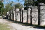 Alternance de colonnes rondes et rectangulaires, Place des Mille Colonnes, Chichen Itza, Mexique.