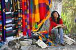 Echarpes de couleurs, la fille au pied de l'arbre, Chichen Itza, Mexique.