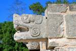Sculptures de têtes de serpents sur la Casa de las Aguilas, plateforme de Vénus, Chichen Itza, Mexique.