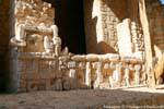 Décoration sculpté dans le bas de la porte gauche, entrée de l'Acropolis, Ek Balam, Mexique.