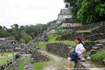 Sur les marches du temple de la tête de mort, Palenque, Mexique.