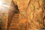 Rai de soleil dans les entrailles du Temple de la Tête de Mort, Palenque, Mexique.