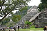 au pied des marches, Templo de las Inscripciones, Palenque, Mexique.
