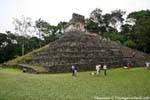 Au pied de la pyramide du temple de la Croix, Palenque, Mexique.