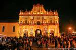 Foule la nuit devant la cathédrale, San Cristobal de Las Casas, Mexique.