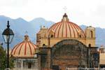 Les dômes de l'église de La Caridad, San Cristobal de Las Casas, Mexique.