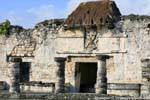 Colonnes et toit de chaume de la Structure XXV, Tulum, Mexique.