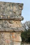 Profil de pierre dans un angle, Templo de Las Pinturas, Tulum, Mexique.