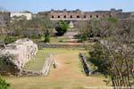 Vue du Juego de Pelota et du Cuadrangula de las Monjas depuis la casa de las tortugas, Uxmal, Mexique.