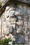 Sculpture sur le socle de la Grande Pyramide, Uxmal, Mexique.