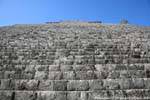 Au pied des marches de la Grande Pyramide, Uxmal, Mexique.