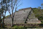 Grimpette en montant le grand escalier, Grande Pyramide, Uxmal, Mexique.