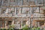 Représentations de perroquets sur la façade, Grande Pyramide, Uxmal, Mexique.