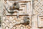 Serpent sur la façade du Quadrilatère des Nonnes, Uxmal, Mexique.
