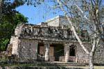 Structure aux pierres cubiques, autre vue, Uxmal, Mexique.