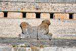 Le Trône du Jaguar devant le Palais du Gouverneur, Uxmal, Mexique.