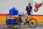 Joyeux marchand ambulant sur son tricycle, Valladolid, Mexique.