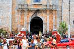 Le peuple sortant de l'église avant Pâques, Valladolid, Mexique.
