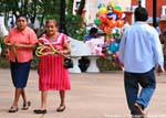 Promeneurs dans le zocalo, Valladolid, Mexique.