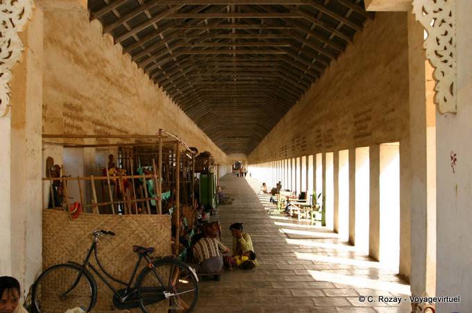 Entrée de la pagode Swezigon, Bagan - Myanmar (Birmanie)