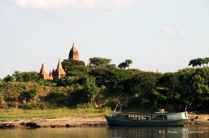 Bateau vert sur l'Ayeryawadi, Bagan - Myanmar (Birmanie)