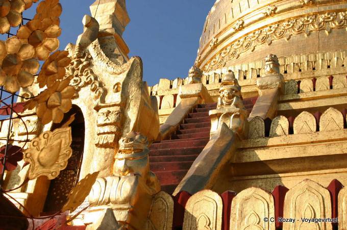 Escaliers de la pagode Swezigon, Bagan - Myanmar (Birmanie)
