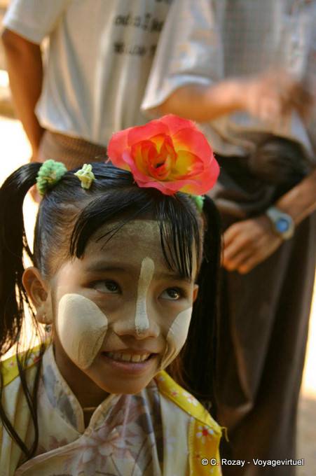 Petite fille avec une fleur sur la tête, Bagan - Myanmar (Birmanie)