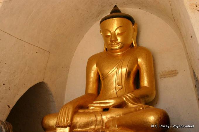 Les yeux bridés du boudha assis, Bagan - Myanmar (Birmanie)