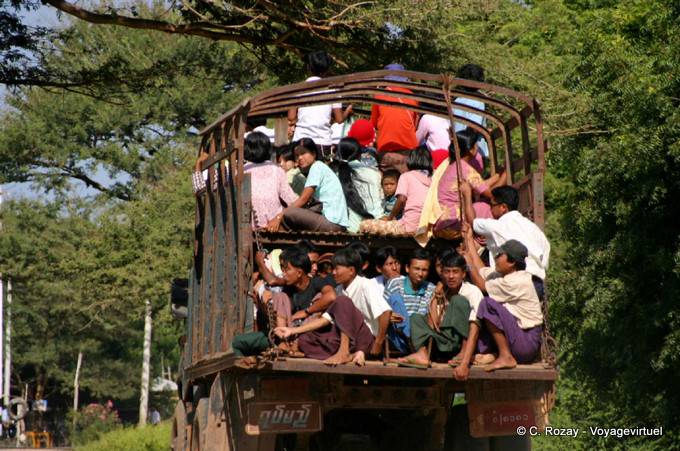 Un camion surchargé, transport collectif, Bagan - Myanmar (Birmanie)