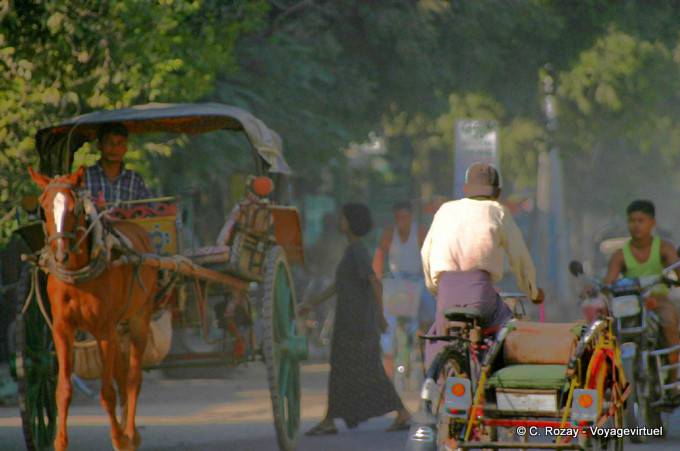 Dans les rues de Nyaung-U, Bagan - Myanmar (Birmanie)