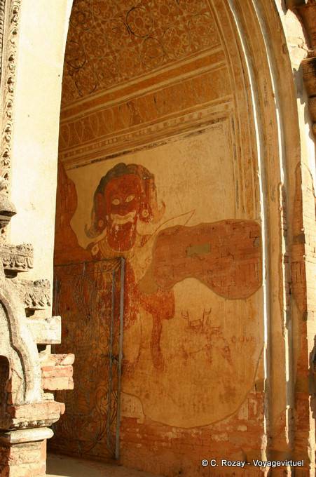 Peintures anciennes dans un passage, temple Dhammayan Gyi, Bagan - Myanmar (Birmanie)