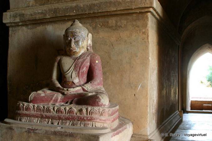 Image de Bouddha en position de lotus dans le temple Dhammayan Gyi, Bagan - Myanmar (Birmanie)