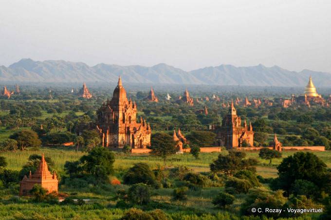 Par monts et par vaux, la vallée du vieux Bagan vue au soleil couchant - Myanmar (Birmanie)