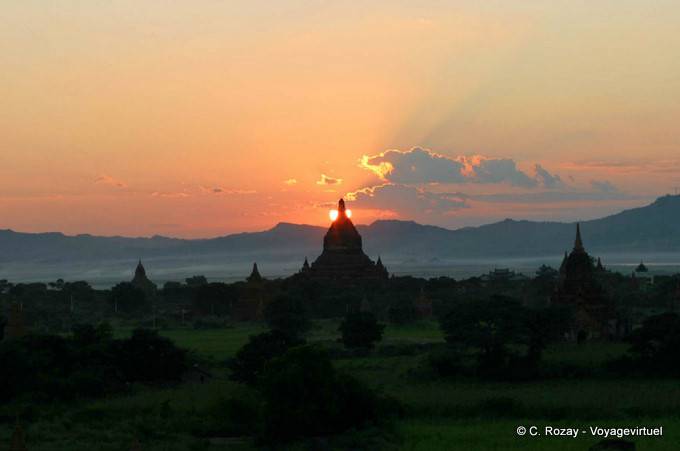 Un coucher de soleil derrière un stupa, Bagan - Myanmar (Birmanie)
