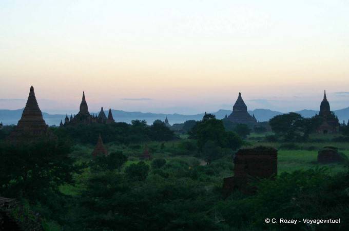 Couleurs crépusculaires sur les stupas de Ancient Bagan, Bagan - Myanmar (Birmanie)