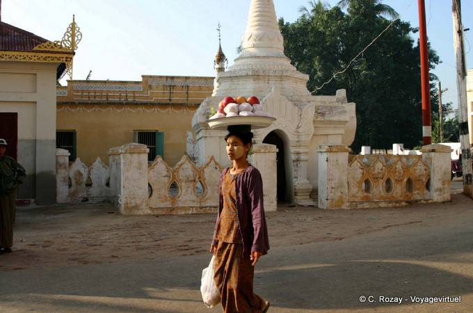 Birmane avec un plateau de pommes sur la tête, Bagan - Myanmar (Birmanie)