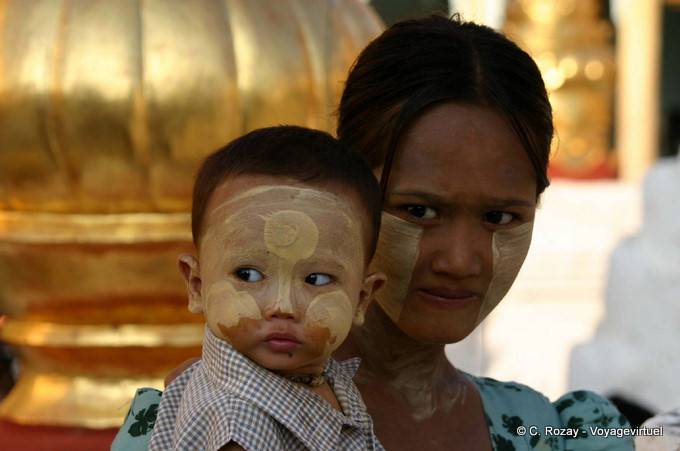La mère et l'enfant aux visages couverts de thanaka, Bagan - Myanmar (Birmanie)