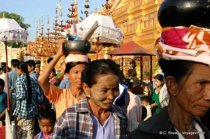 Le port des offrandes, pagode Shwezigon, Bagan - Myanmar (Birmanie)